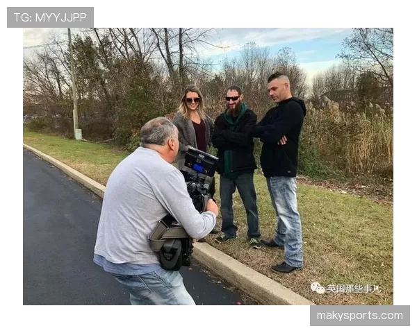 如果把鲍春来丢进我们那桌，他点菜那样子能把我整个月生活费吓回家